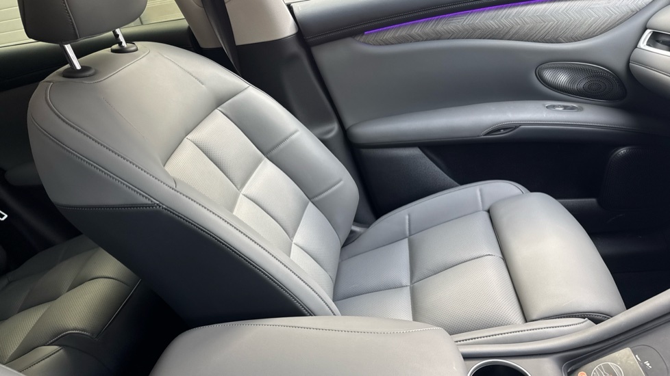 MG IM6 100Kwh Launch Edition White #28