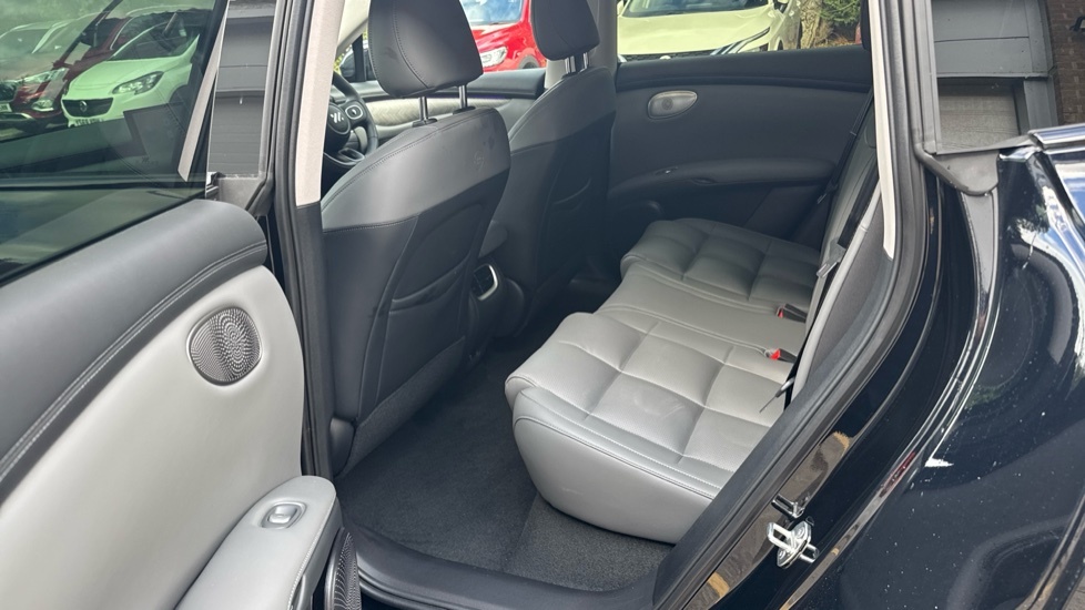 MG IM6 100Kwh Launch Edition White #15
