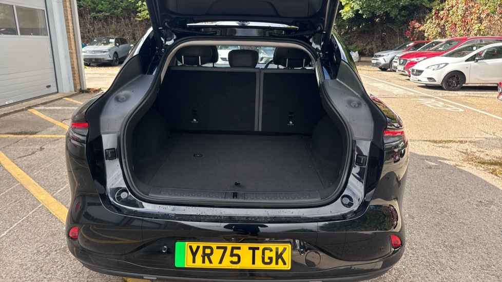MG IM6 100Kwh Launch Edition White #4