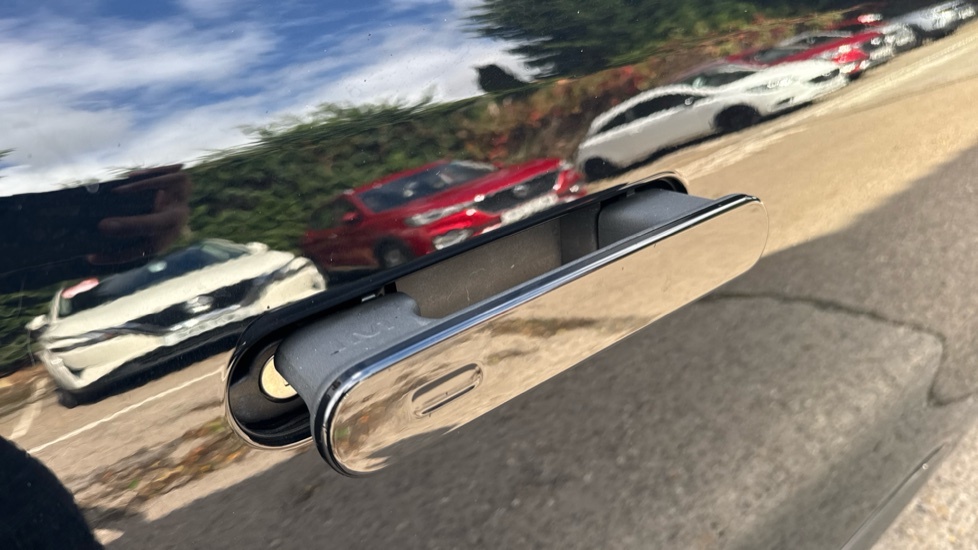MG IM6 100Kwh Launch Edition White #9