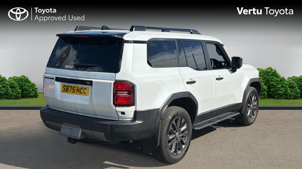 Toyota Land Cruiser Invincible White #2