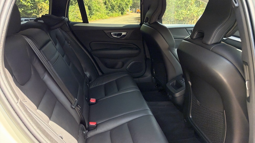 Volvo V60 Momentum Gold #6