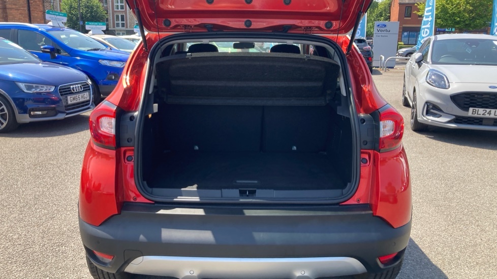 Renault Captur Signature Red #4