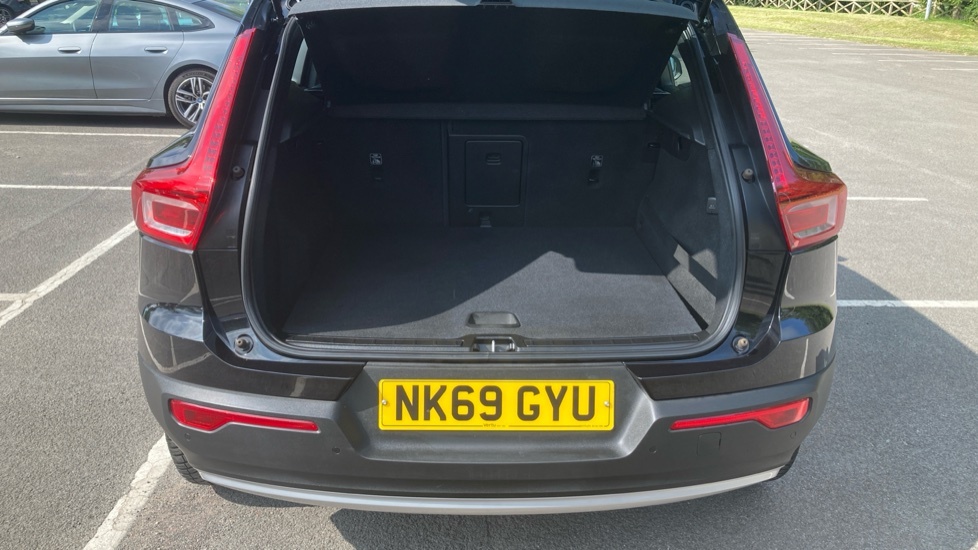Volvo XC40 Momentum Black #4