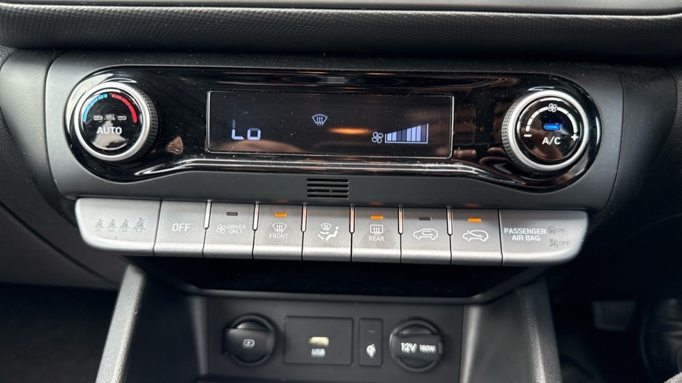 Hyundai Kona Hatchback White #31
