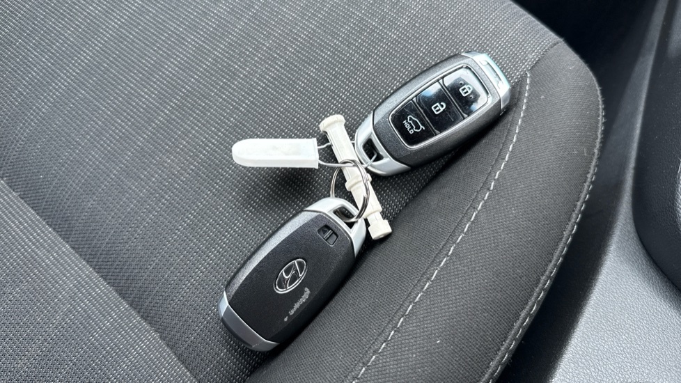 Hyundai Kona Hatchback White #40
