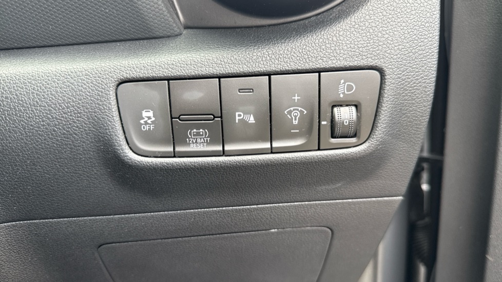 Hyundai Kona Hatchback White #28