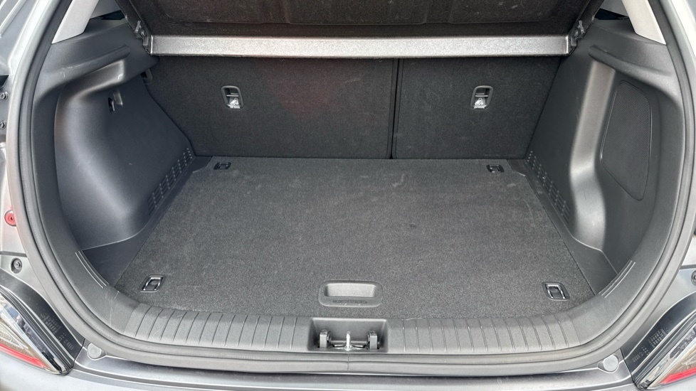 Hyundai Kona Hatchback White #25