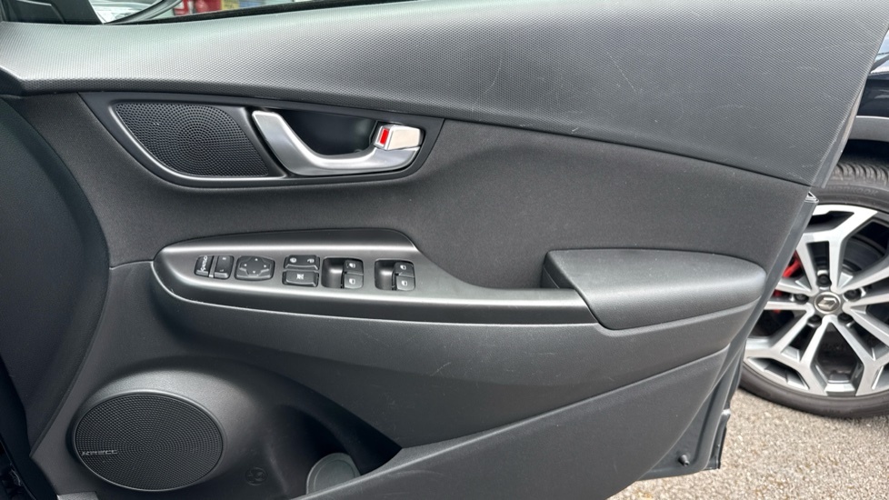 Hyundai Kona Hatchback White #27
