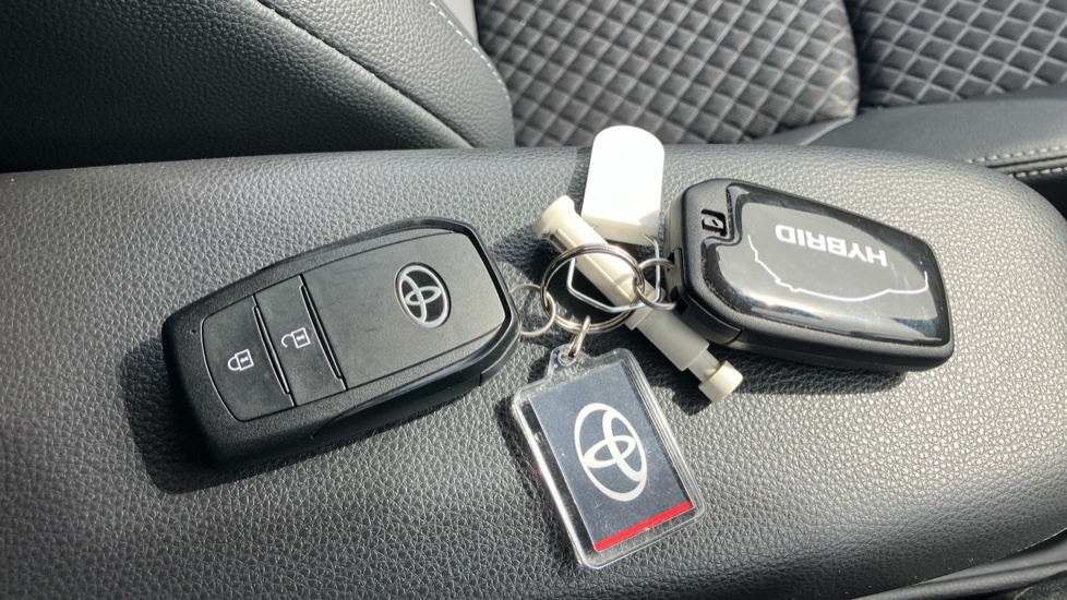 Toyota Yaris Excel White #27