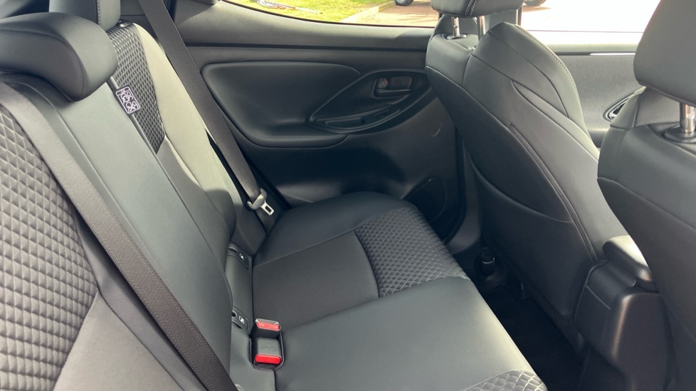 Toyota Yaris Excel White #8