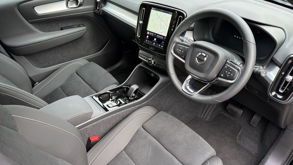 Volvo XC40 Plus Black Edition Black #4