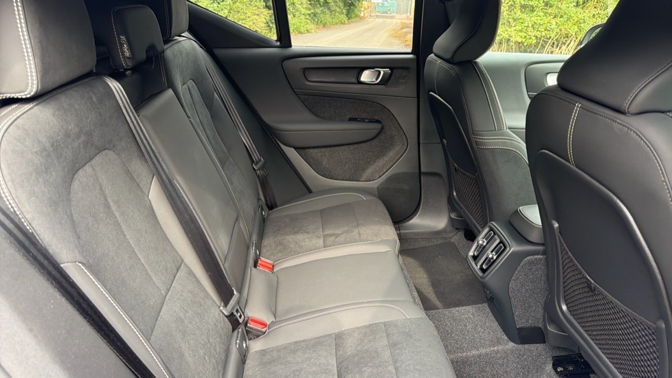 Volvo XC40 Plus Black Edition Black #6