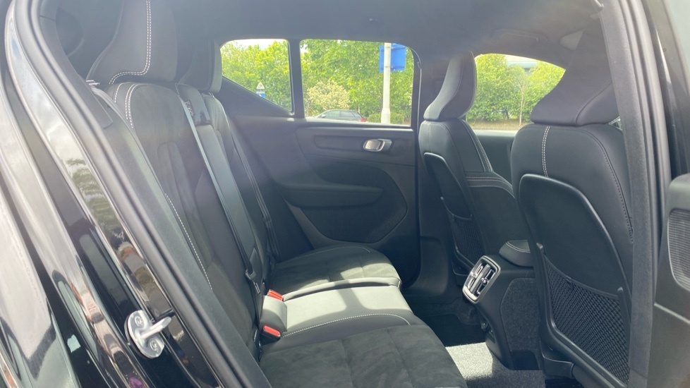 Volvo XC40 Plus Black #6