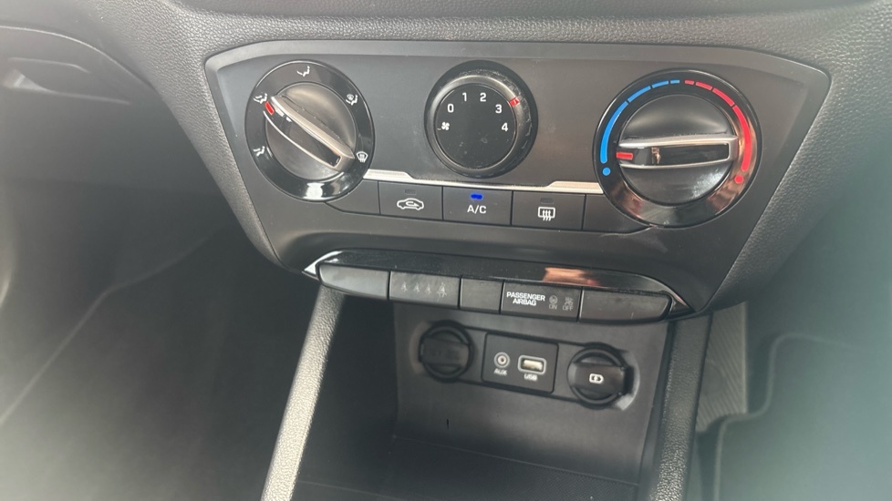 Hyundai I20 1.2 Mpi Se 83 Bhp White #19