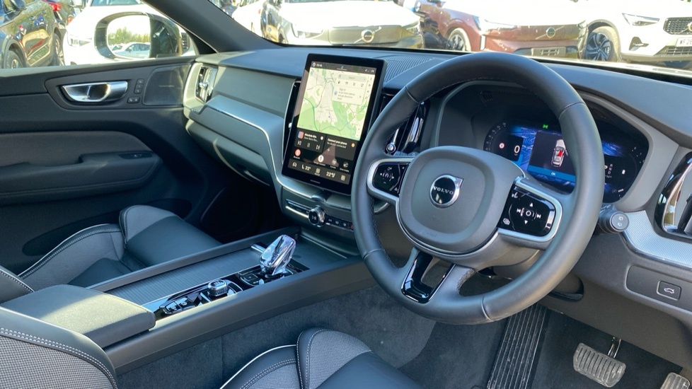 Volvo XC60 Plus Black Edition Grey #4