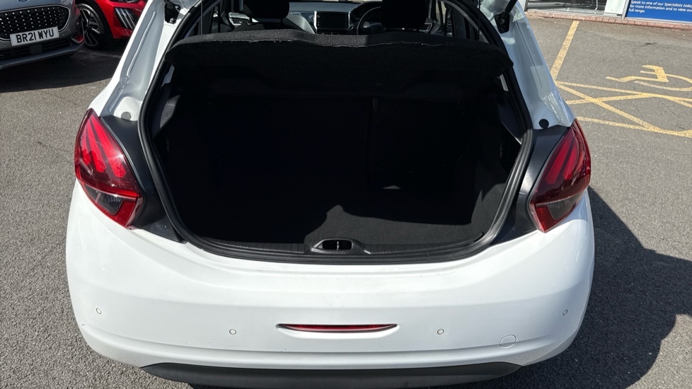 Peugeot 208 Tech Edition White #4