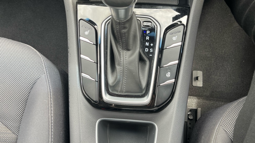 Hyundai Ioniq Premium White #31