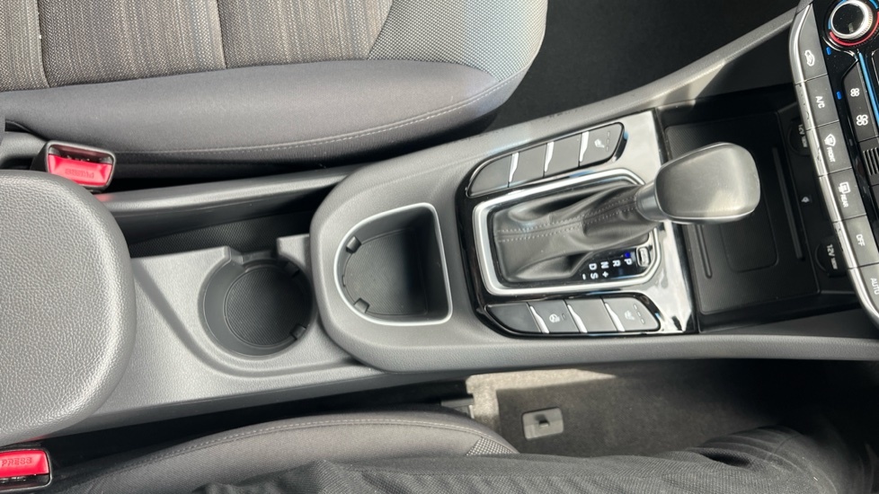 Hyundai Ioniq Premium White #32