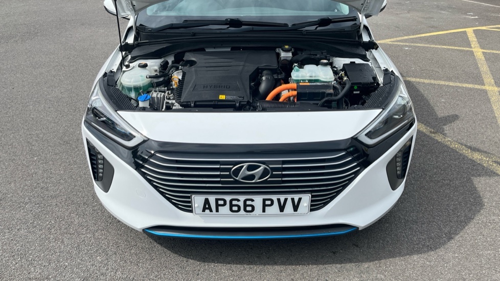 Hyundai Ioniq Premium White #8