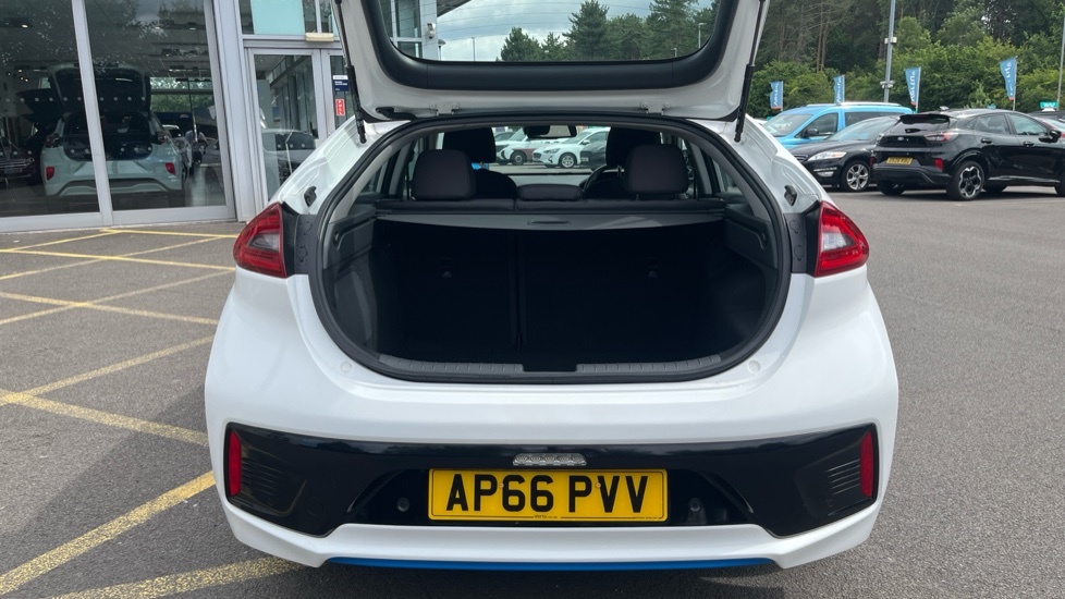 Hyundai Ioniq Premium White #4