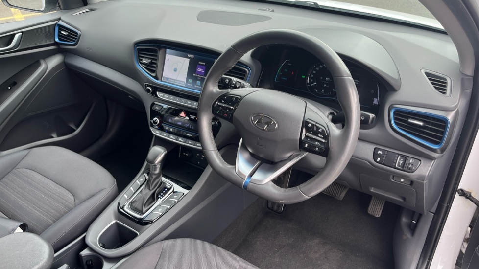 Hyundai Ioniq Premium White #11