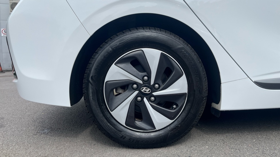 Hyundai Ioniq Premium White #7