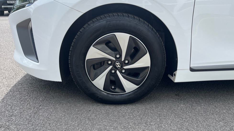 Hyundai Ioniq Premium White #34
