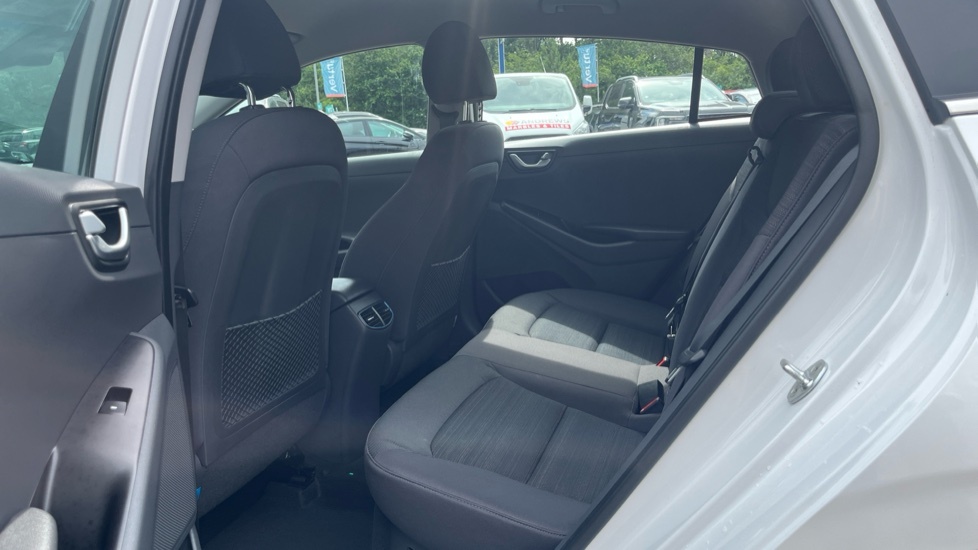 Hyundai Ioniq Premium White #16