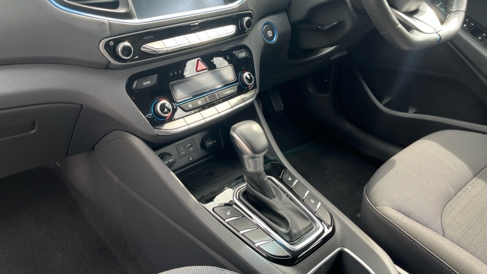 Hyundai Ioniq Premium White #13