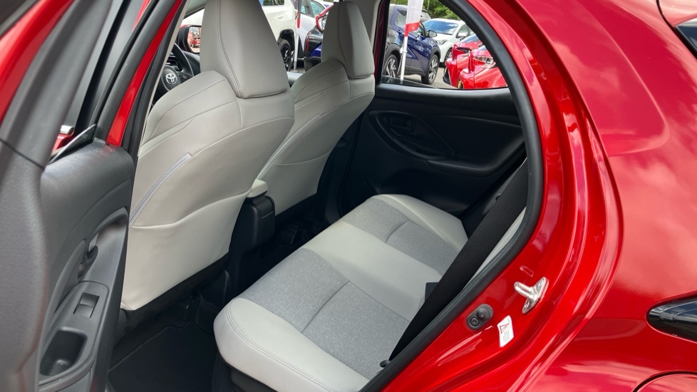 Toyota Yaris Hatchback 1.5 Vvt-h Design 202323 Silver #15