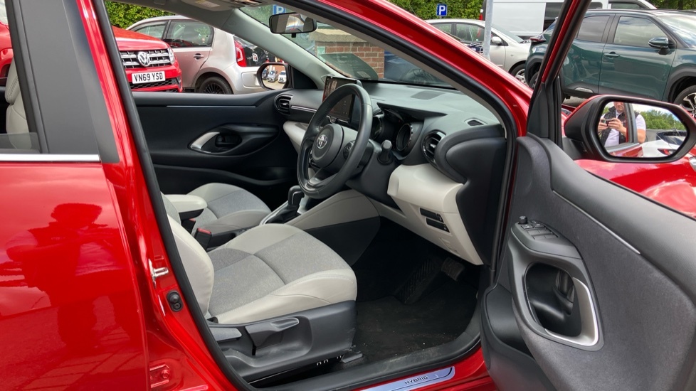 Toyota Yaris Hatchback 1.5 Vvt-h Design 202323 Silver #12