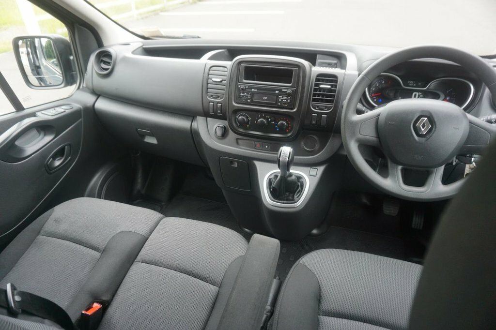 Renault Trafic 2L Business White #11