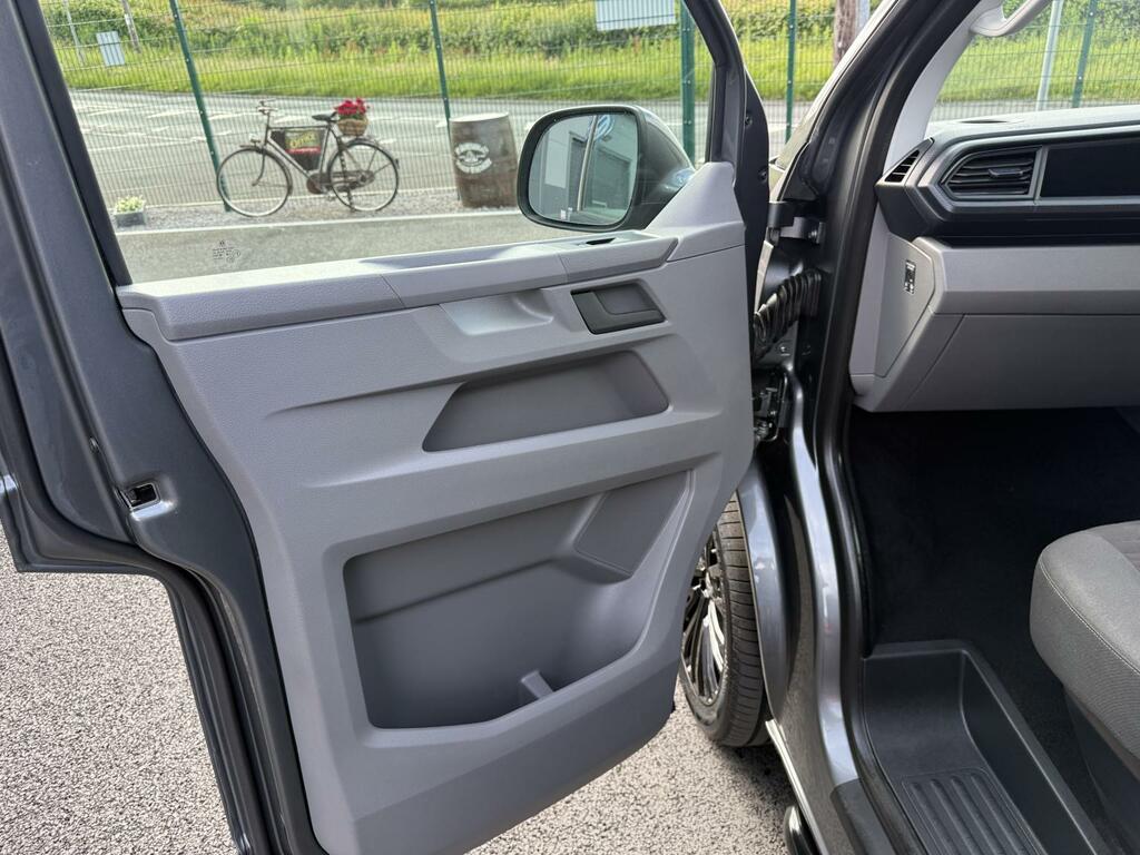 Volkswagen Transporter Shuttle Shuttle Se Tdi Black #18