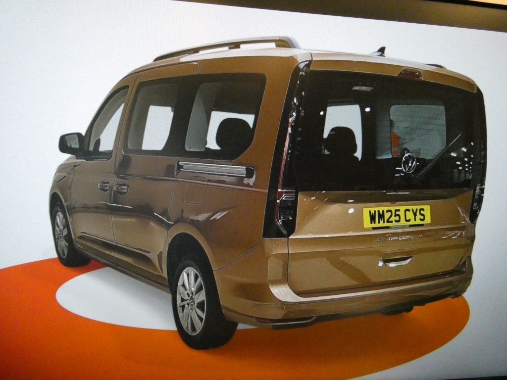 Volkswagen Caddy Maxi Life 2.0 C20 Life Tdi Brown #4