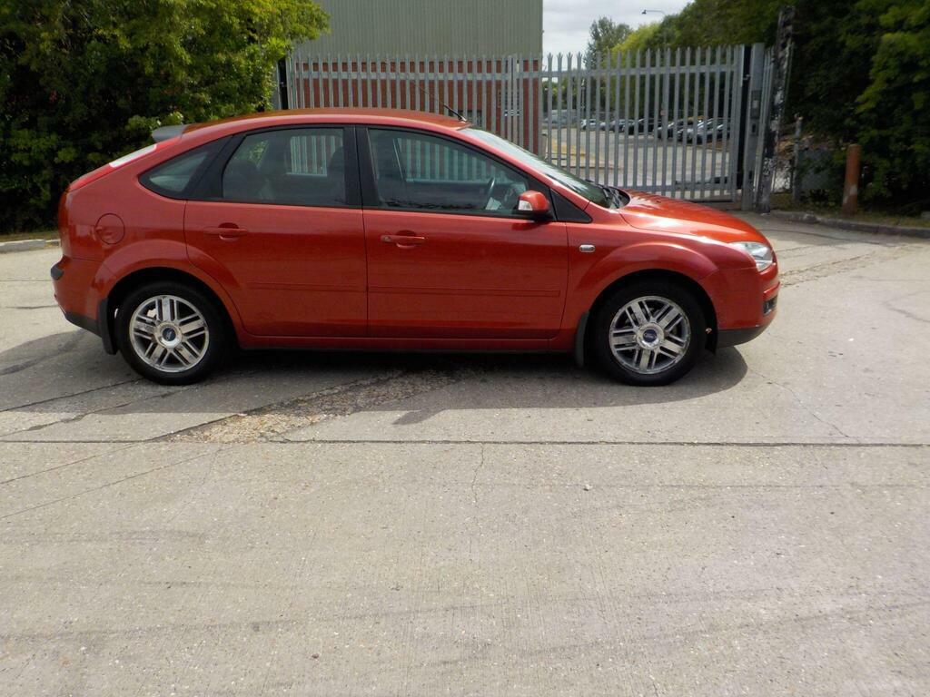 Ford Focus 1.6 Ghia Red