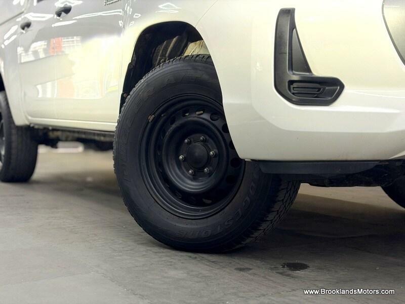 Toyota HILUX Active 4Wd D-4d Dcb Stunning Example White #4