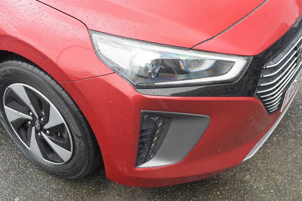 Hyundai Ioniq Premium Red #6