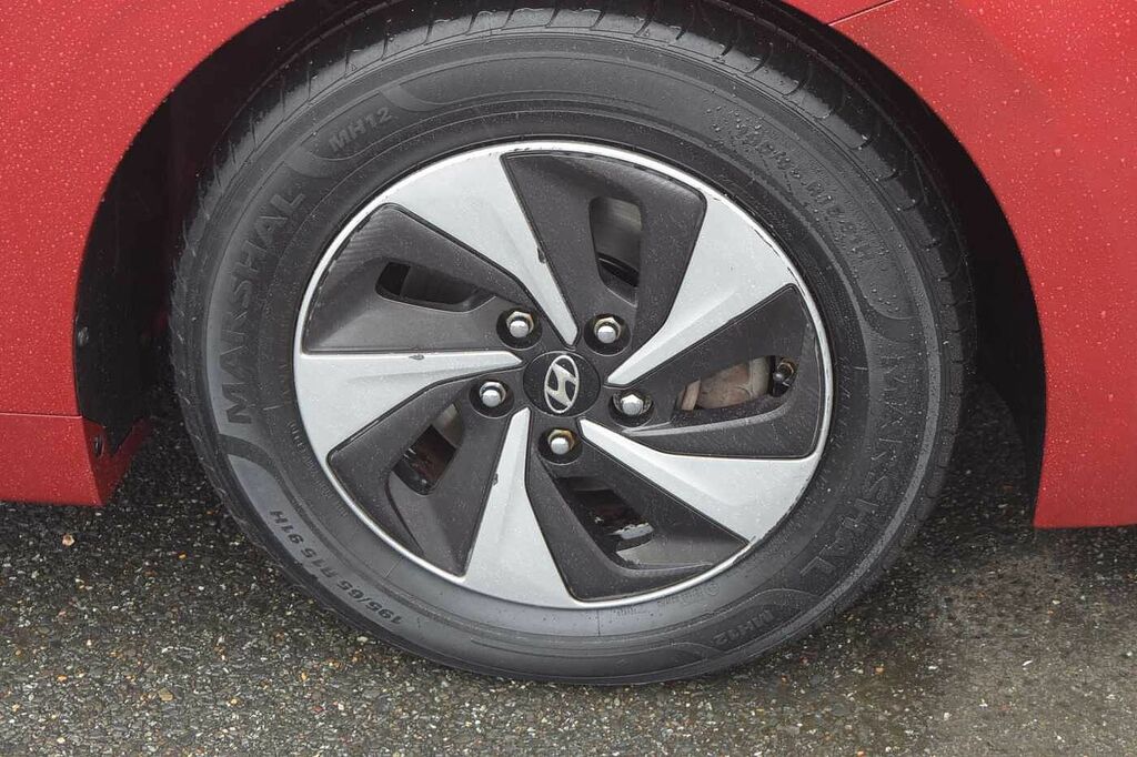 Hyundai Ioniq Premium Red #4