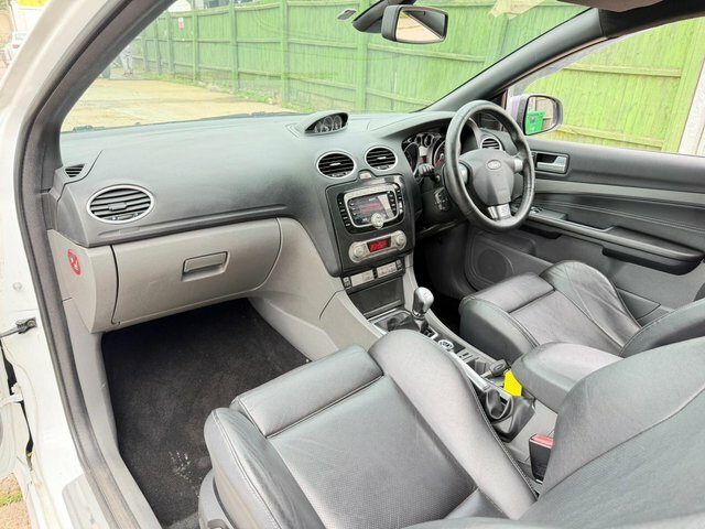 Ford Focus Zetec 5-Door Black #14