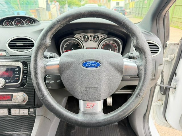 Ford Focus Zetec 5-Door Black #17