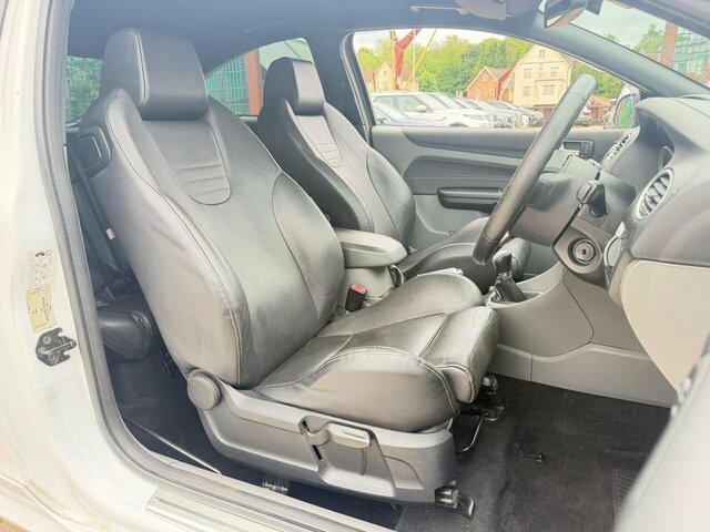 Ford Focus Zetec 5-Door Black #10