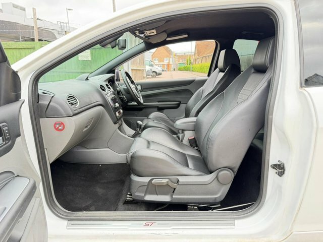 Ford Focus Zetec 5-Door Black #12