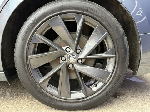 Skoda ENYAQ Suv Black #14
