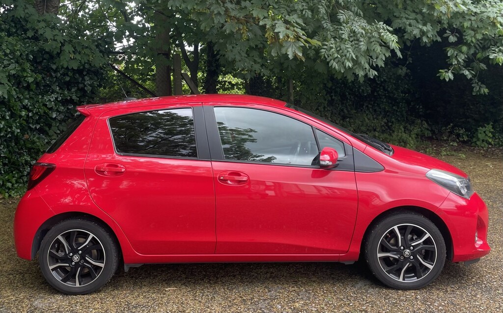 Toyota Yaris 1.3 Dual Vvt-i Sport 201515 DN15HVK Red #2