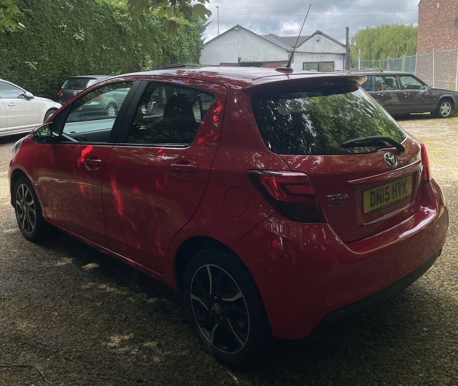 Toyota Yaris 1.3 Dual Vvt-i Sport 201515 DN15HVK Red #4