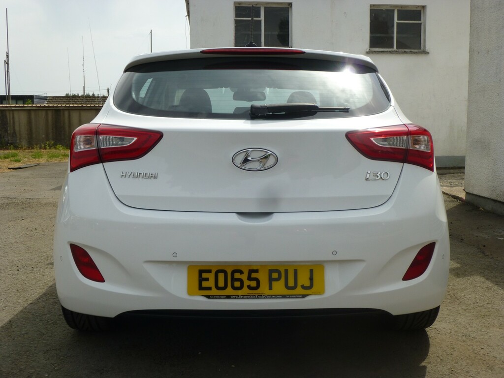 Hyundai I30 1.6 Crdi 134 Bhp Blue Drive Premium Edition 20 R T EO65PUJ White #6