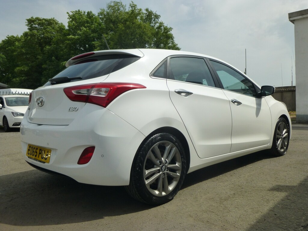 Hyundai I30 1.6 Crdi 134 Bhp Blue Drive Premium Edition 20 R T EO65PUJ White #5