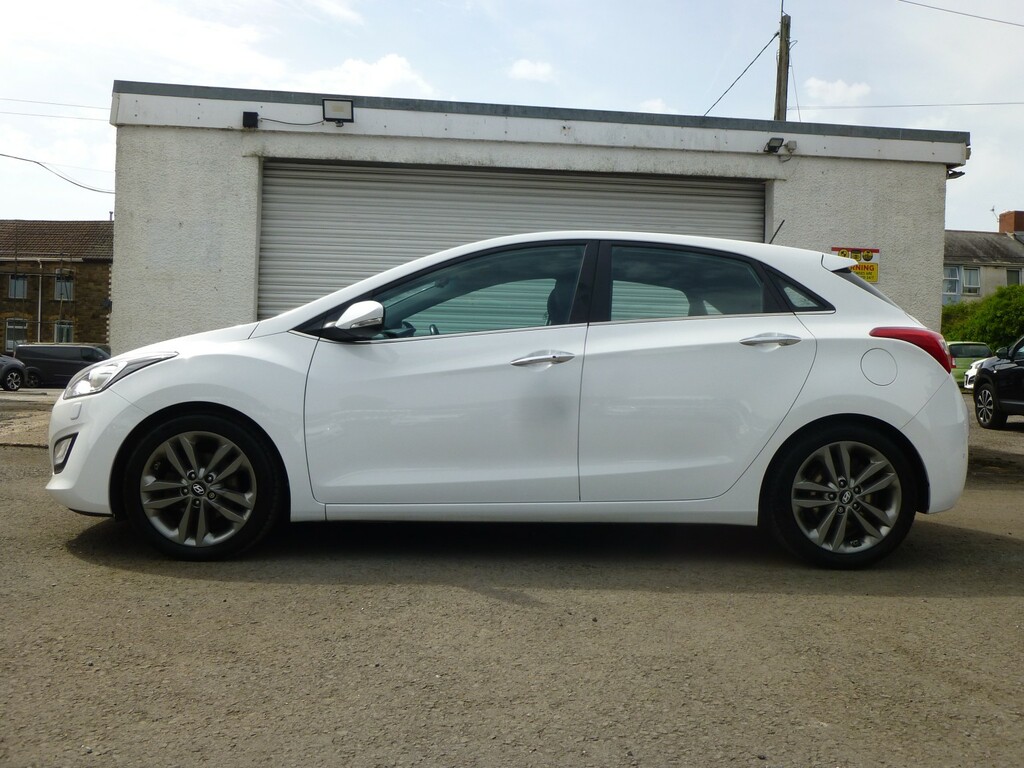 Hyundai I30 1.6 Crdi 134 Bhp Blue Drive Premium Edition 20 R T EO65PUJ White #2