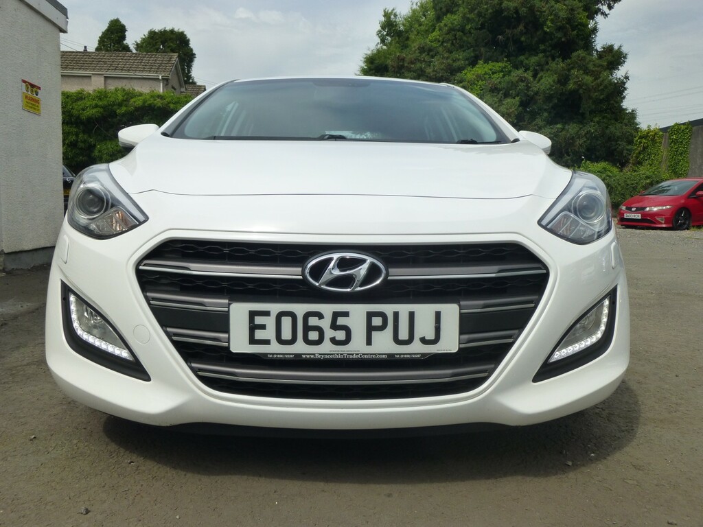 Hyundai I30 1.6 Crdi 134 Bhp Blue Drive Premium Edition 20 R T EO65PUJ White #3